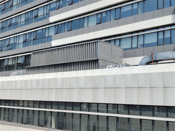 中山大学附属第五医院风冷热泵降噪工程施工完毕（侧面）