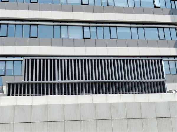 中山大学附属第五医院风冷热泵降噪工程施工完毕（正面）